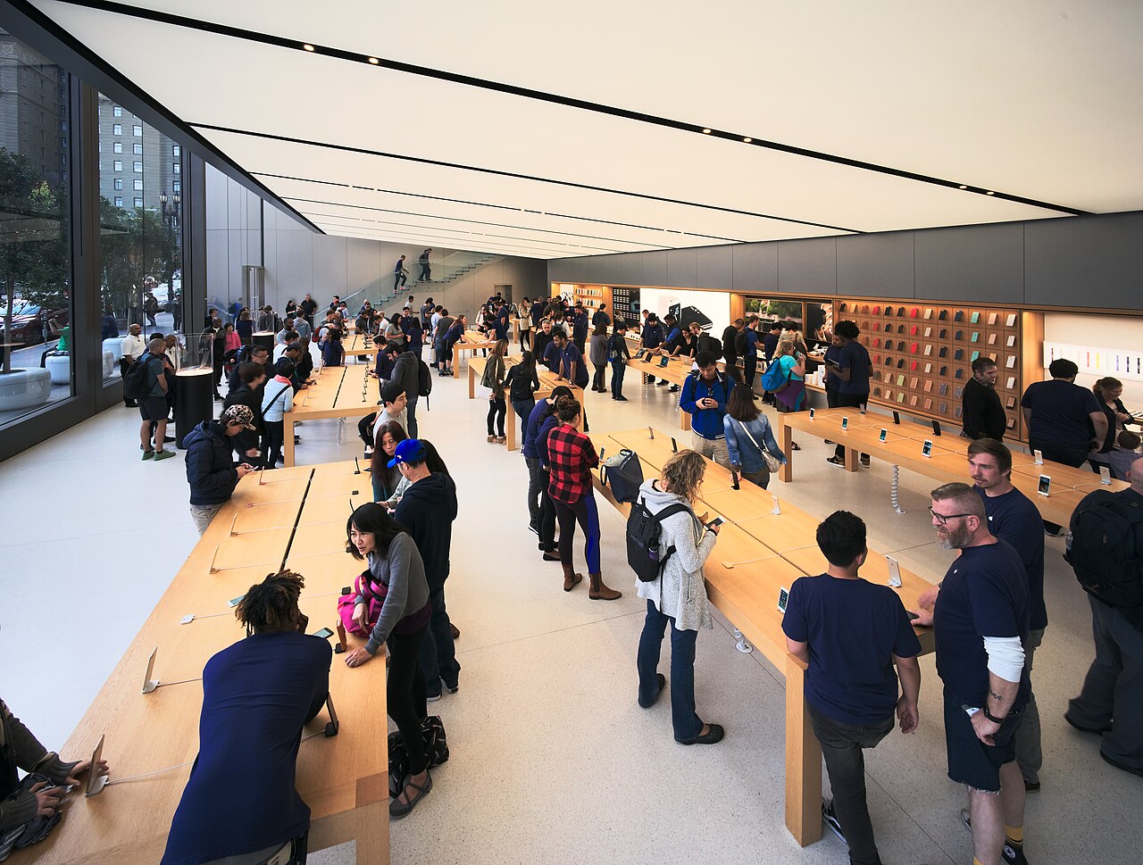 Apple Store temporaire: nouveaux MacBook Pro présentés en live