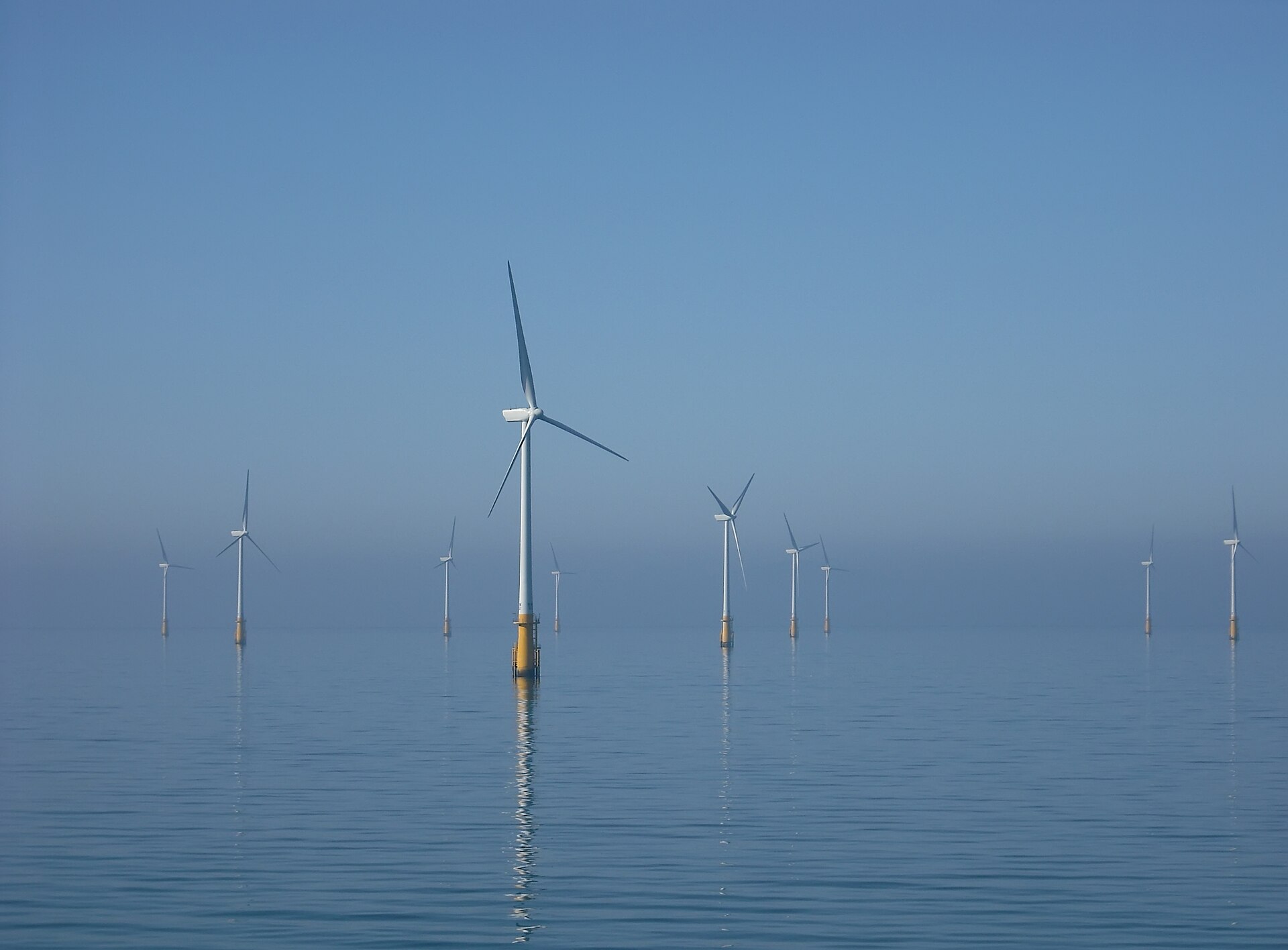 Éolien en mer : au Royaume-Uni, les drones remplacent le bateau pour inspecter et livrer