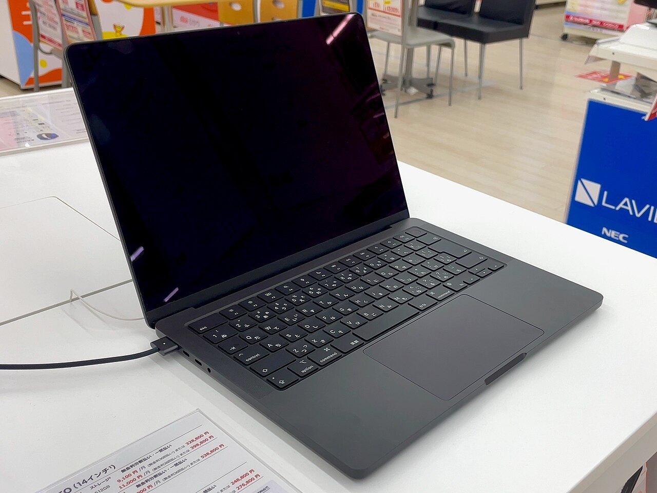 Gloump! Apple reintroduit un Logo bougeant sur les MacBook Pro OLED