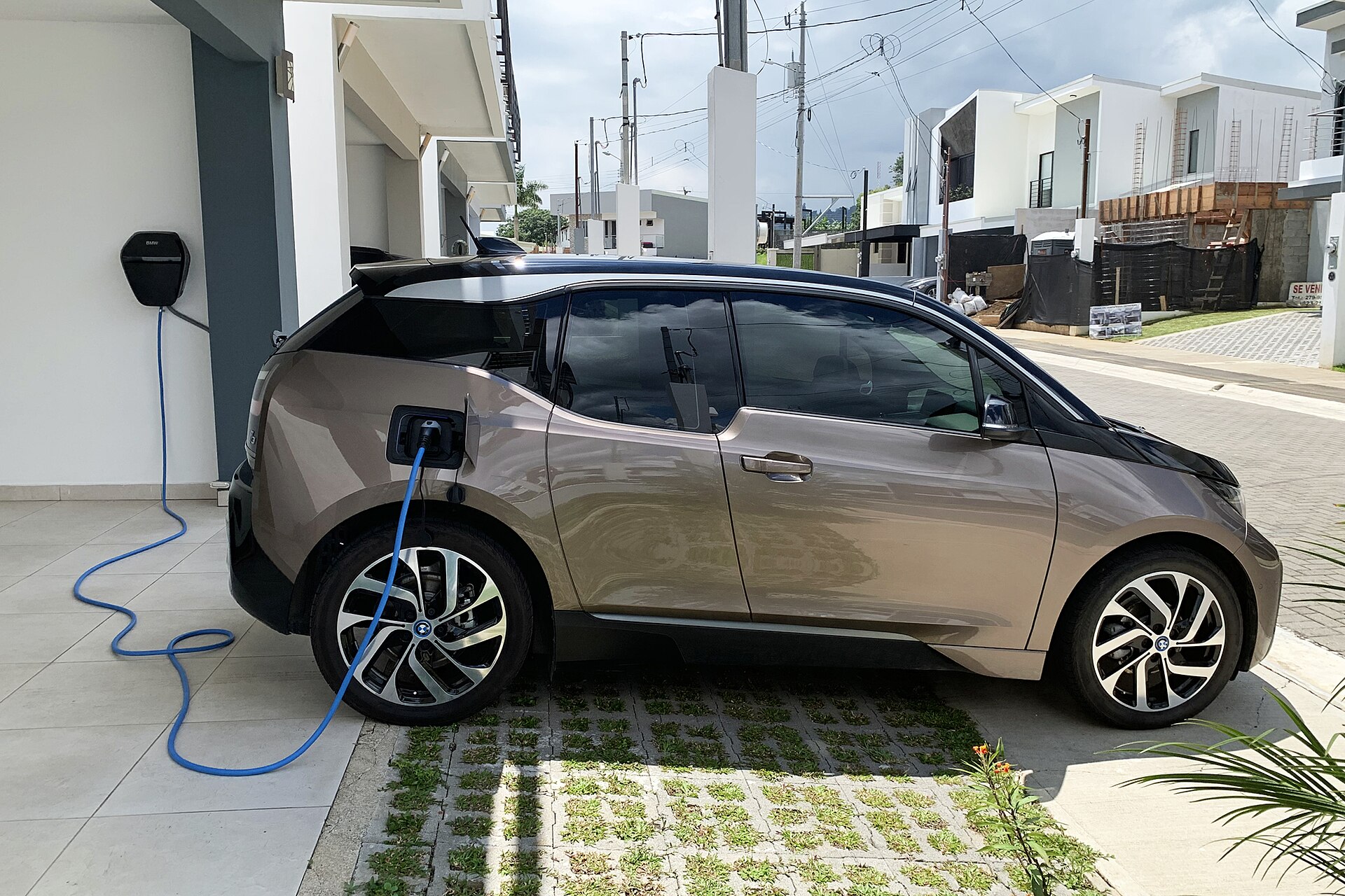 Renault et EDF s’associent pour transformer les voitures électriques en batteries domestiques