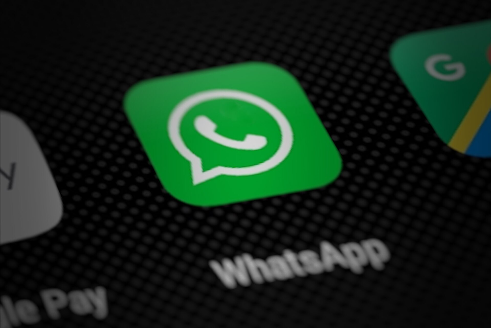 Robots conversationnels sur WhatsApp : l’exemple de Clarins pour réinventer le CRM
