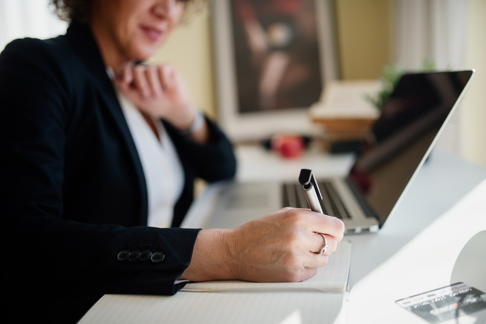 SME AI Accelerator : OpenAI, la CCI Paris et Booking.com forment gratuitement les PME à l’IA